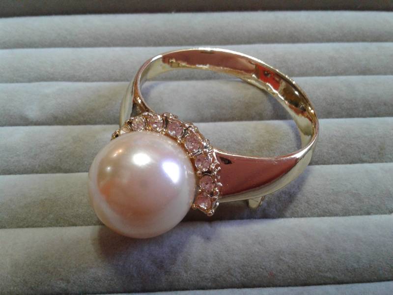 "Ajc "Pearl Ring" Brosche in Goldton Mit Straß Und Einer Großen Künstlichen Perle, Signiert." von KenPaulsTreasures