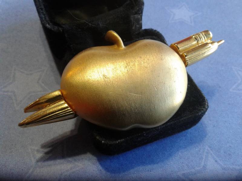 Casual Corner Brushed Goldtone Apfel, Bleistift Und Stift Lehrer Brosche, Signiert von KenPaulsTreasures