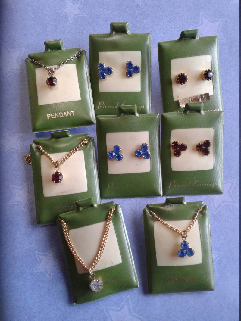 Deadstock Kristall Und Goldton Ohrringe Und Anhänger Auf Original Avocado Grünen Steckkarten von KenPaulsTreasures