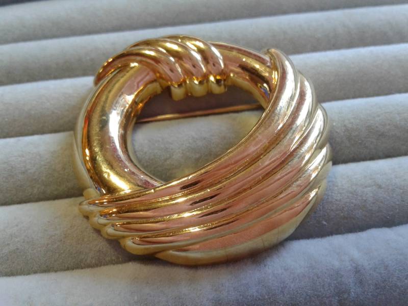 Einfache Und Mutige Goldtone Kranz-Brosche von KenPaulsTreasures
