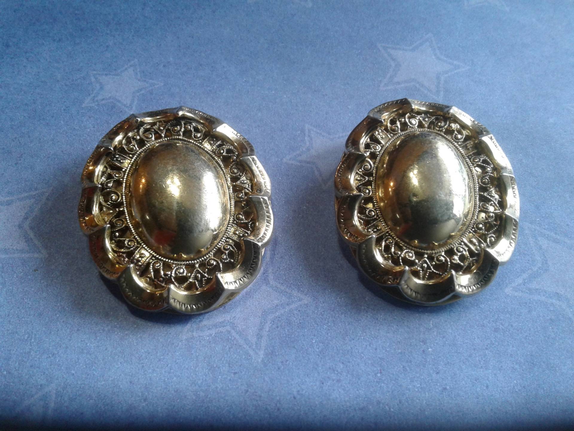 Elegante, Ovale, Geriffelte Und Filigrane Goldfarbene Clip-On-Ohrringe, Signiert von KenPaulsTreasures