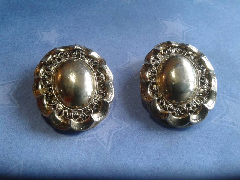 Elegante, Ovale, Geriffelte Und Filigrane Goldfarbene Clip-On-Ohrringe, Signiert von KenPaulsTreasures