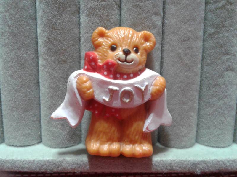 Enesco 1982 Lucy Rigg Joy Bear Weihnachtsanstecker, Signiert Und Datiert von KenPaulsTreasures