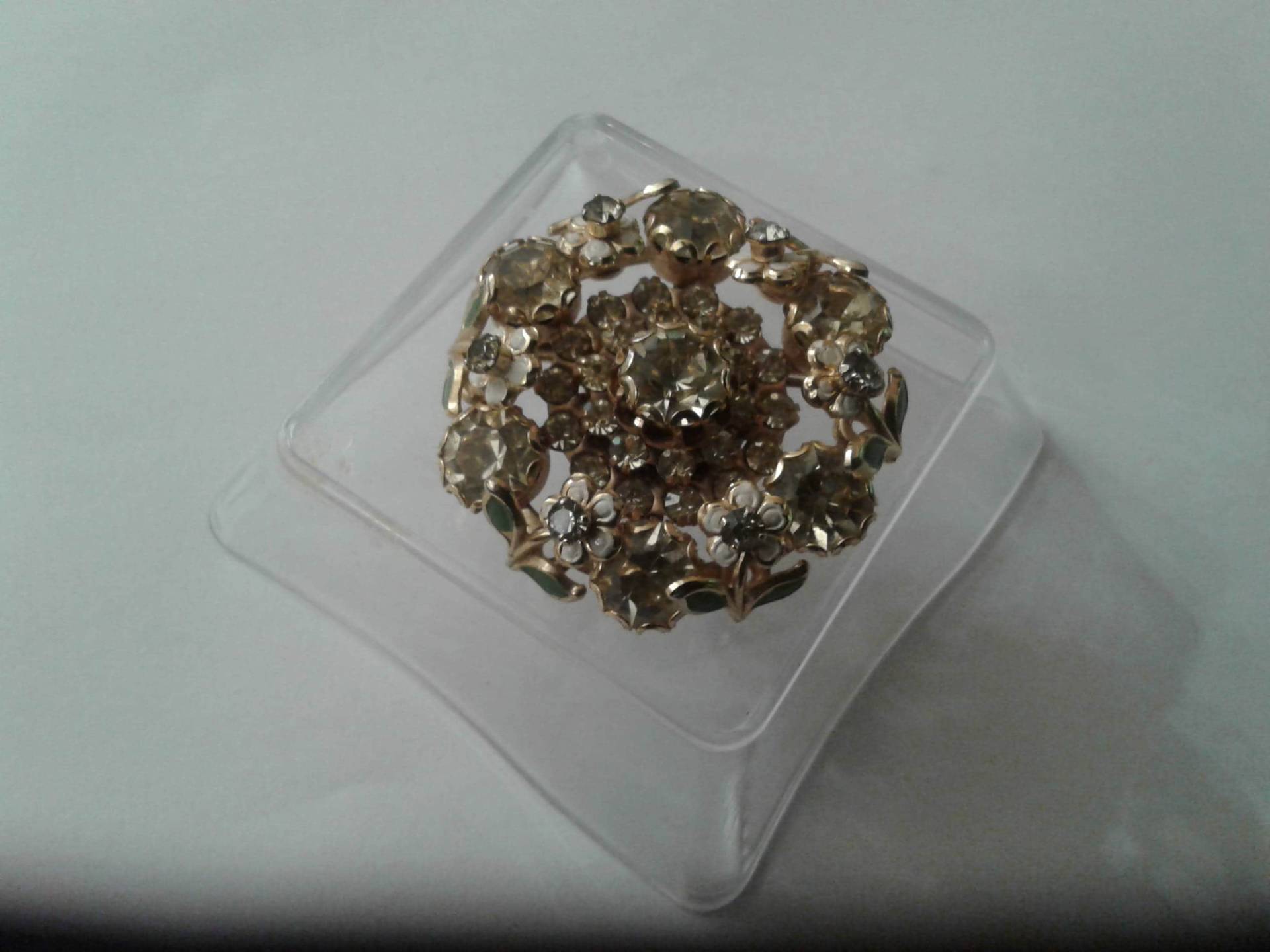 Exquisite Goldfarbene Und Strass Blumen Brosche von KenPaulsTreasures