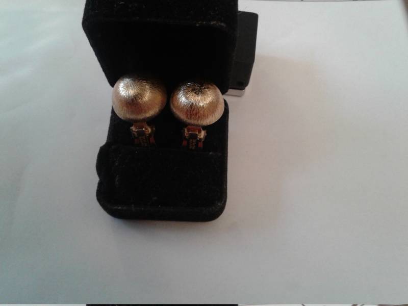 Gebürstete Gewölbte Goldfarbene Napier Clip-On-Ohrringe, Signiert von KenPaulsTreasures