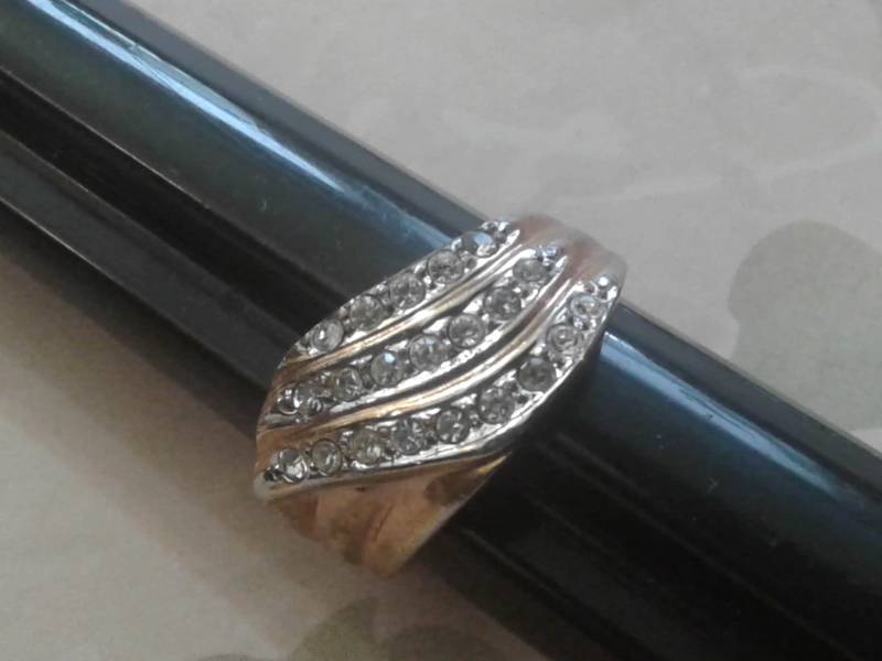 Gems Taiwan 18K Ge Vintage Strass Und Goldtone Geriffelte Design Ring, Größe 6 von KenPaulsTreasures
