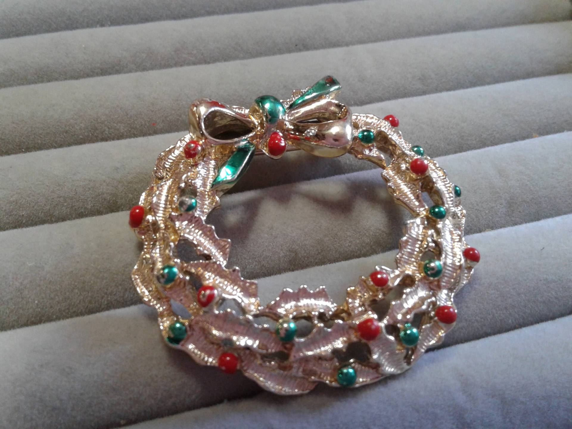 Gerry's Goldtone Und Emaille Stechpalme-Kranz Mit Schleife, Signiert von KenPaulsTreasures
