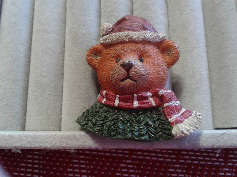 Gießharz-Teddybär Im Grünen Pullover Mit Roter Und Weißer Mütze Schalnadel von KenPaulsTreasures