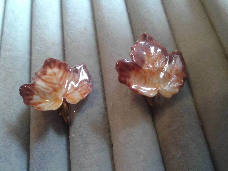 Glasierte Keramik Herbst Blatt Ohrclips von KenPaulsTreasures