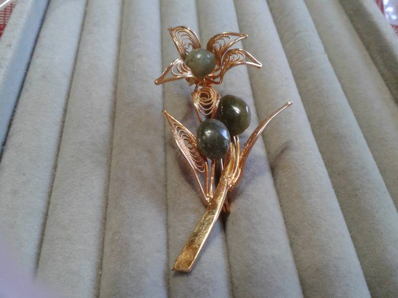 Goldfarbene Filigrane Blumen Brosche Mit Jade Nephrit Cabochons von KenPaulsTreasures