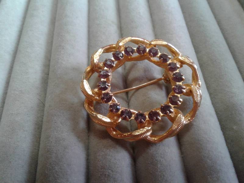 Goldfarbener Ketten-Kranz Oder Kreis-Brosche Mit Amethystfarbenen Strasssteinen von KenPaulsTreasures