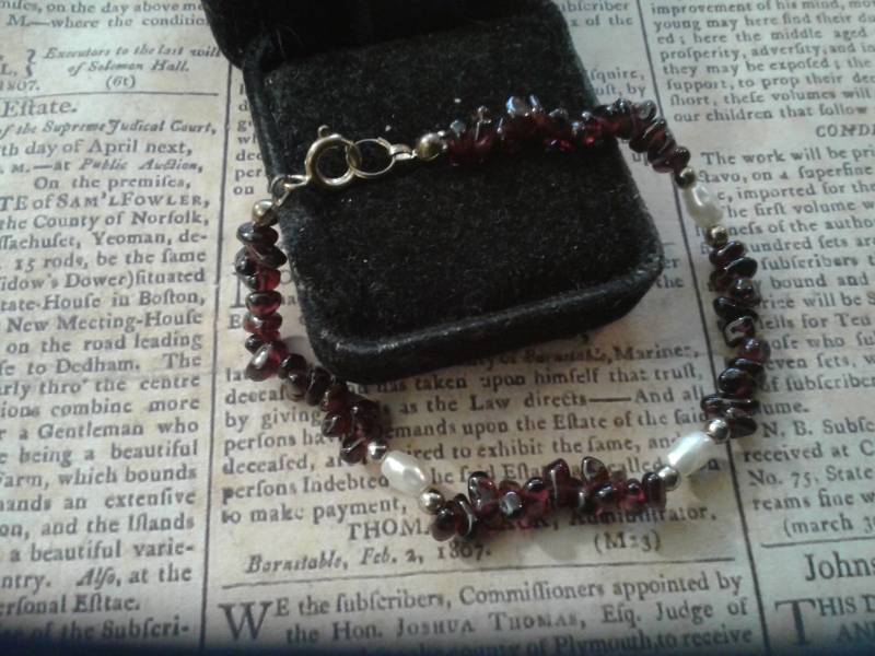 Granat Splitter, Faux Perle, Und Goldfarbene Perlen Armband Mit Federring Verschluss von KenPaulsTreasures