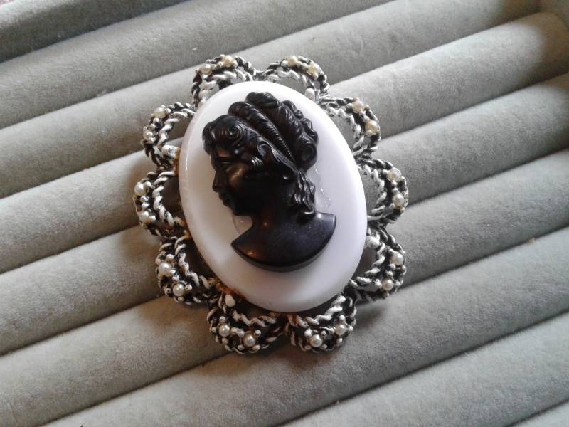 Große Ovale Schwarz-Weiß Faux Cameo in Weiß Lackierter Metallfassung Brosche Mit Anhängeröse von KenPaulsTreasures