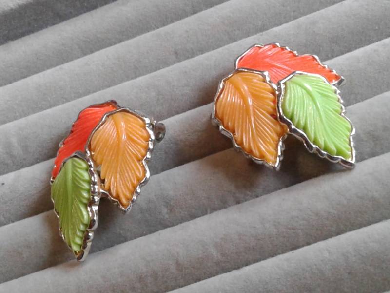 Große Späte Midcentury Ohrclips Mit Orangen Und Grünen Thermoset Plastik Blättern in Silberfarben von KenPaulsTreasures
