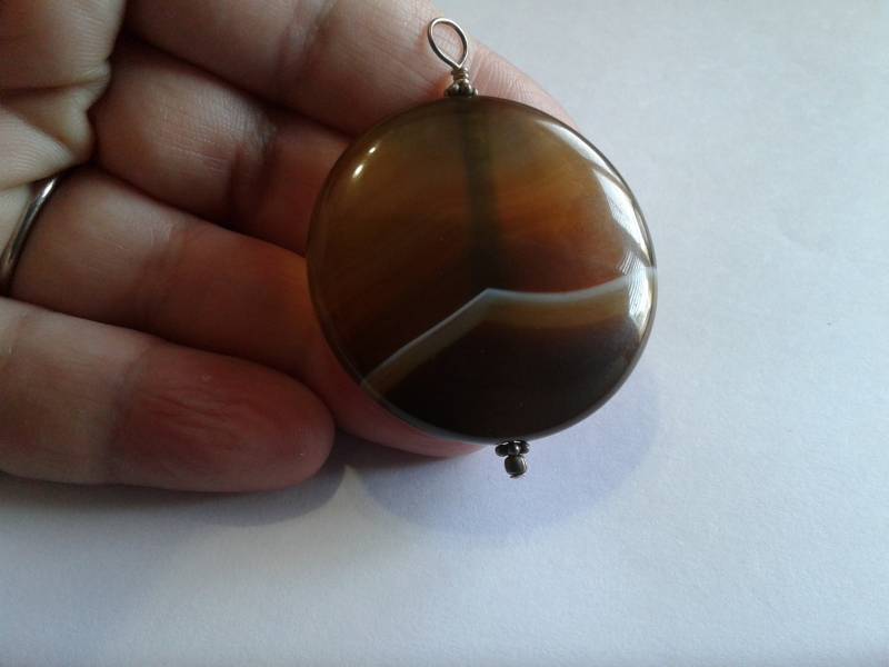 Großer Vintage Grunge Unmarkierter Silber Und Gebänderter Achat-Anhänger von KenPaulsTreasures