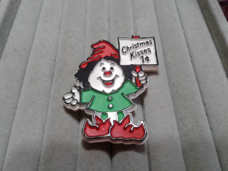 Hallmark 1981 "Christmas Kisses" Cartoon Charakter Pin in Rot Und Grün, Signiert Datiert von KenPaulsTreasures