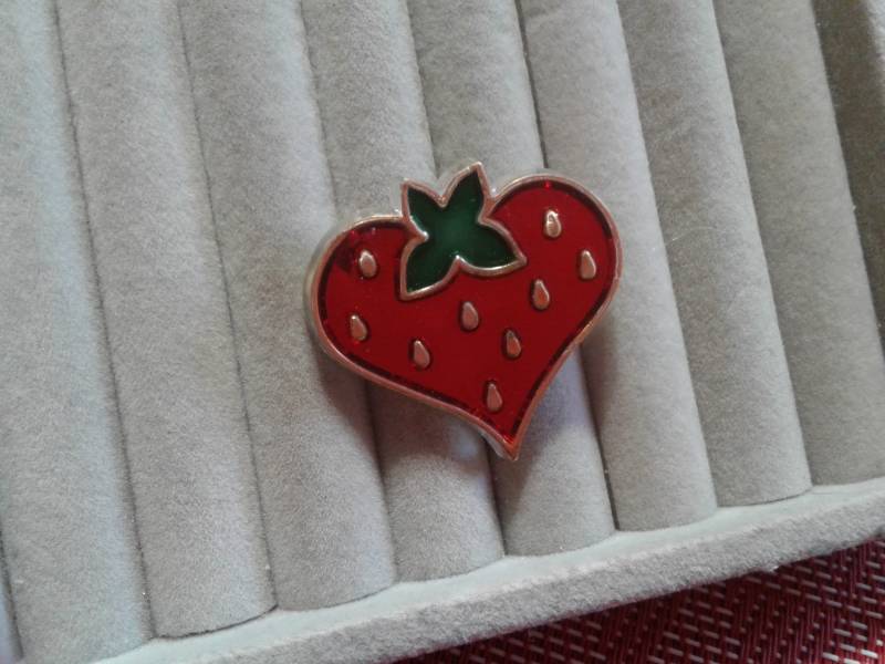 Hallmark 1982 Durchsichtiger Kunststoff Erdbeerherz Pin, Signiert Und Datiert von KenPaulsTreasures