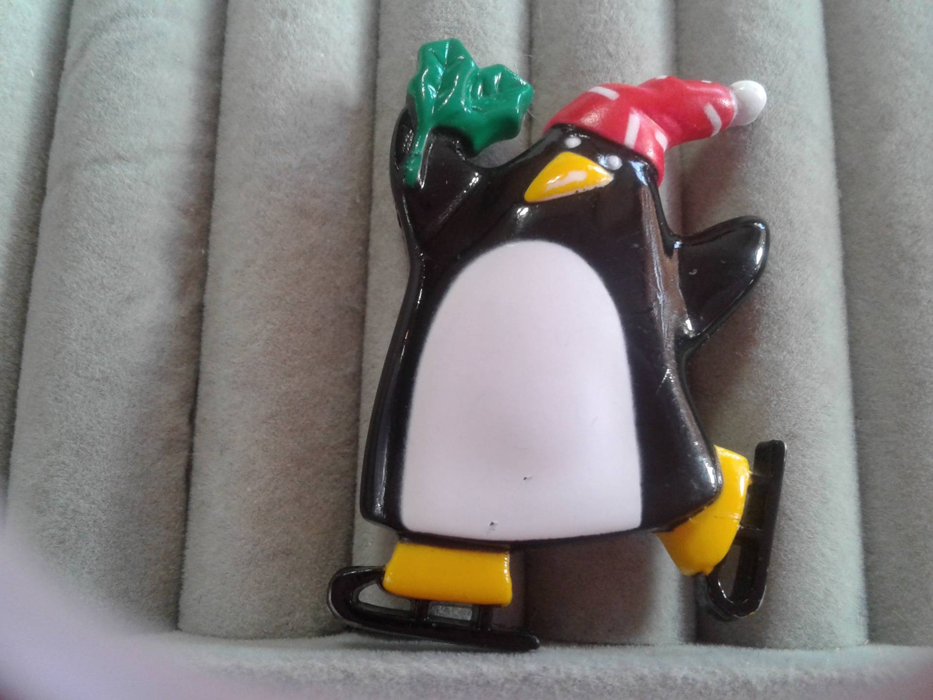 Hallmark 1989 Post Modern Skating Pinguin in Einer Weihnachtsmütze Mit Einem Stechpalmenzweig, Signiert Und Datiert Hallmark 1989 Post Modern Skating Pinguin in Einer Weihnachtsmütze Mit Einem Stechpalmenzweig, Signiert Und Datiert von KenPaulsTreasures