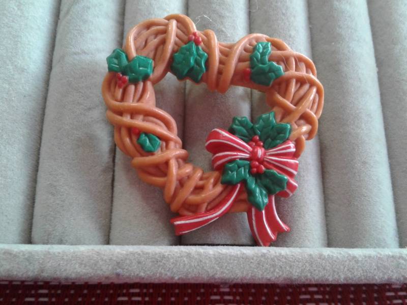 Hallmark Herzförmige "Vine" -Kranz Mit Holly Und Roter Schleifen-Plastik-Neuheits-Pin, Signiert von KenPaulsTreasures