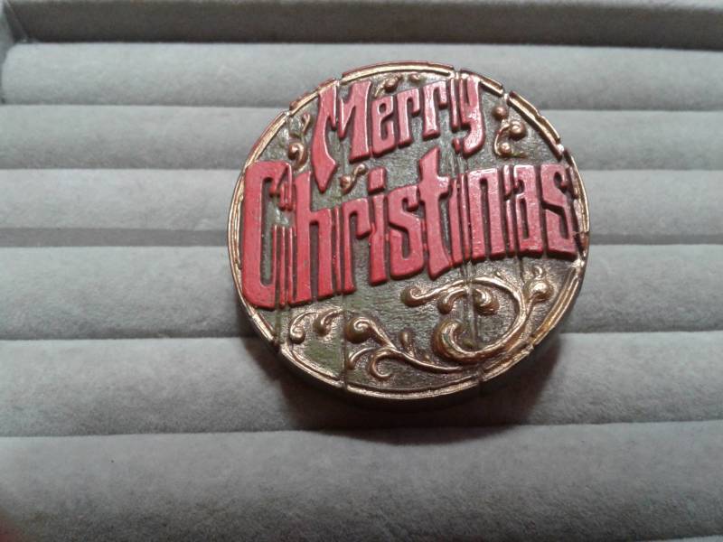Hallmark Runder Holz Look Merry Christmas Pin Mit Aufwendigem Schriftzug, Unsigniert von KenPaulsTreasures