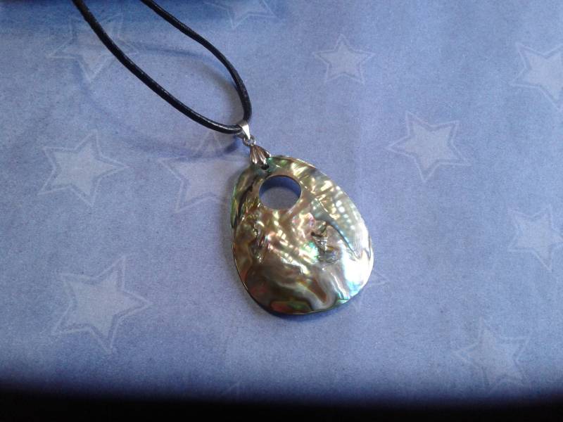 Hochwertige Abalone Tropfen Form Anhänger Mit 18Kgp Anhängerschlaufe Und Schwarz Lederband von KenPaulsTreasures