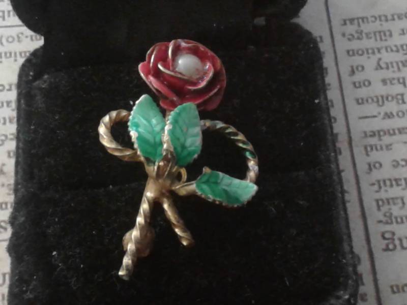 Kleine Blumen Brosche Aus Lackiertem Metall, Midcentury Rose Mit Faux Perle in Der Mitte von KenPaulsTreasures