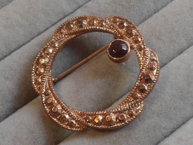 Kleine Goldene Markasit Und Kreis Brosche Mit Goldton Akzent von KenPaulsTreasures