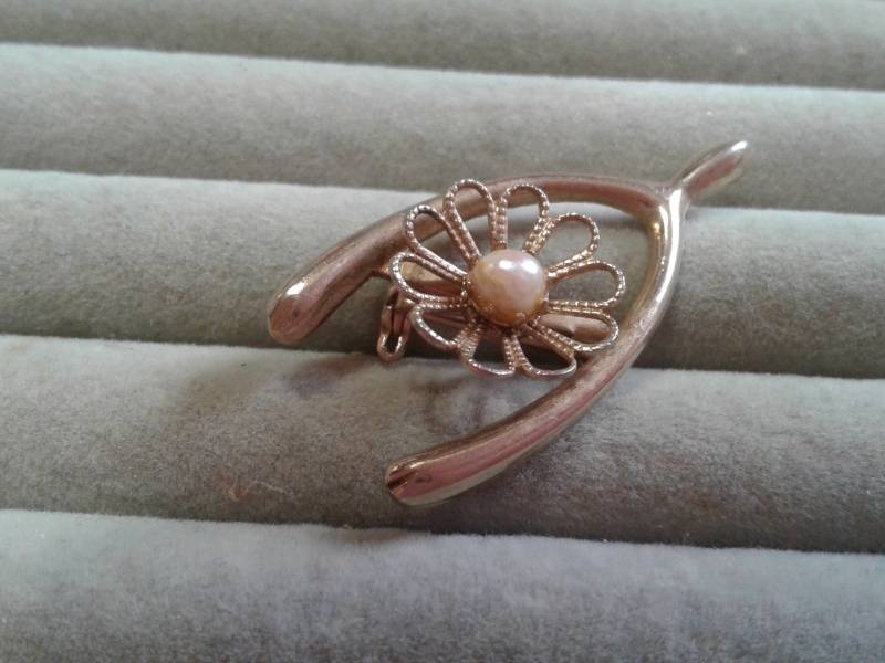 Kleine Goldfarbene Wishbone Brosche Mit Floralem Filigree Und Einer Einzelnen Minderwertigen Zuchtperle von KenPaulsTreasures