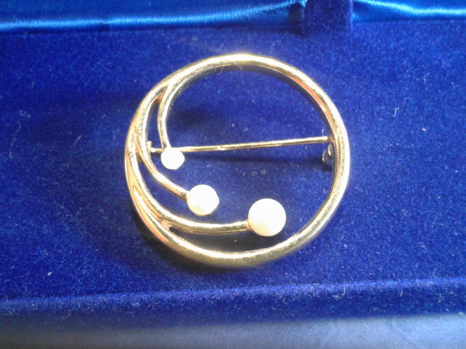 Kleine Monet Brosche Mit Kunstperlen Zweigen, Signiert von KenPaulsTreasures