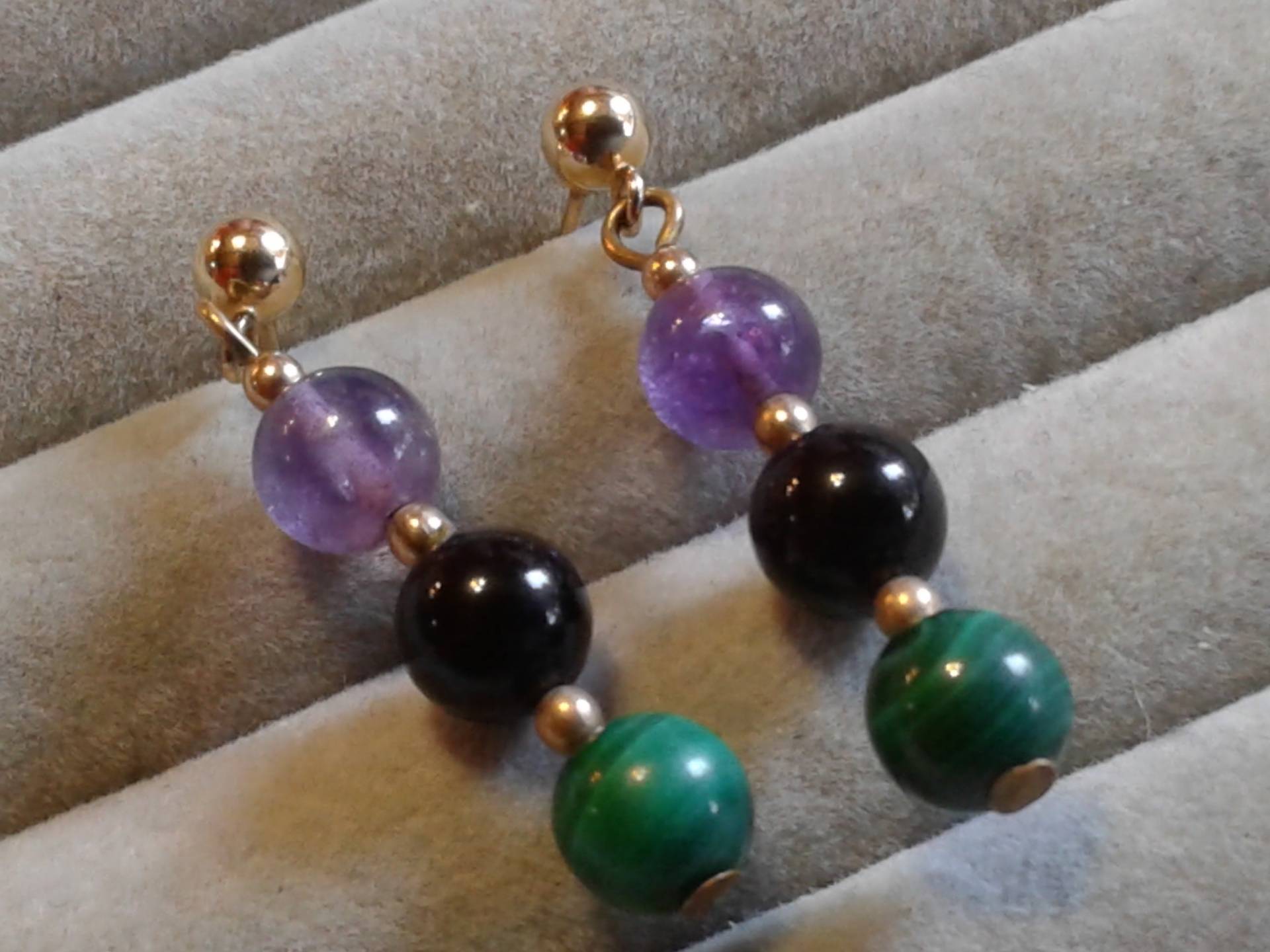 Malachit, Amethyst Und Schwarzer Onyx Linear Baumelnde Ohrringe Auf Wahrscheinlich Gf Post-Rücken von KenPaulsTreasures