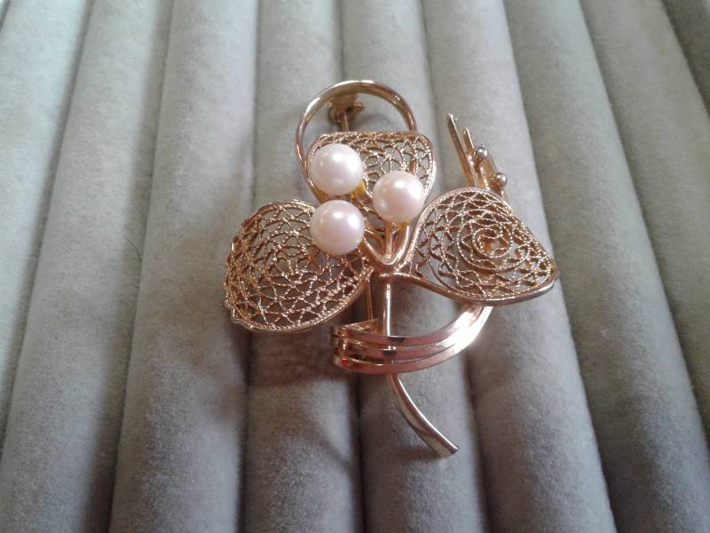 Midcentury Filigrane Goldfarbene Blatt-Brosche Mit Drei Zuchtperlen von KenPaulsTreasures