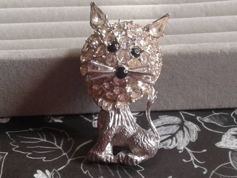 Midcentury Neuheit Strass Und Silvertone Lion Brosche Pin von KenPaulsTreasures