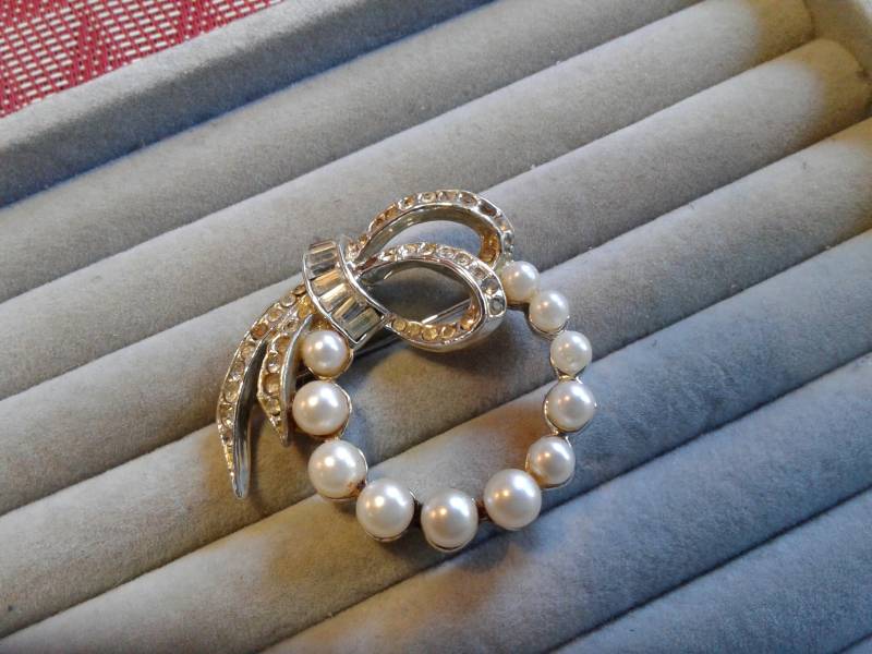 Midcentury Silberfarbene Kunstperle Und Strass Kranz Schleifen Spray Brosche von KenPaulsTreasures