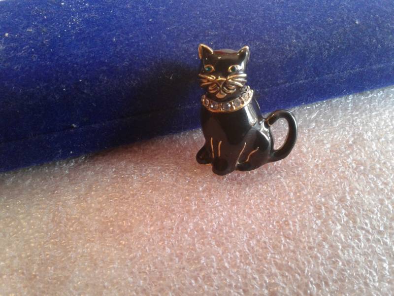 Monet Pin Mit Schwarzer Emaille Und Goldfarbener Katze, Grünen Klaren Strasssteinen, Signiert von KenPaulsTreasures