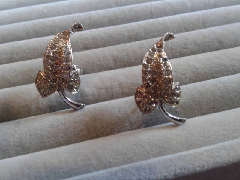Pave Strass Blatt Cabochon Ohrringe in Silberton von KenPaulsTreasures