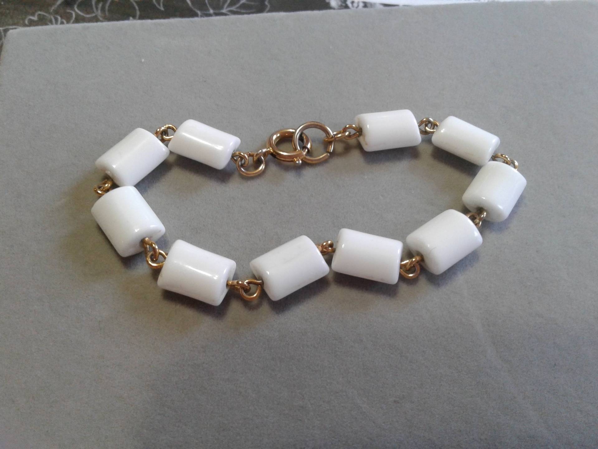 "Perlenarmband Aus "Chiclet" Perlen Und Goldfarbenem Mod." "Perlenarmband Aus "Chiclet" Perlen Und Goldfarbenem Mod." von KenPaulsTreasures