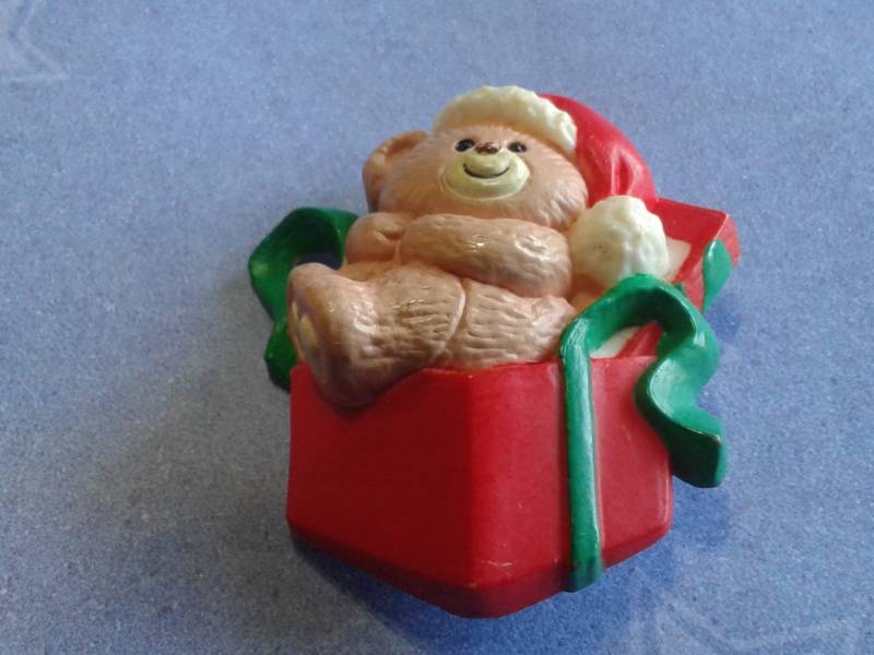 Russ Teddy Bär in Geschenk-Box Kunststoff-Weihnachtsnadel, Signiert von KenPaulsTreasures