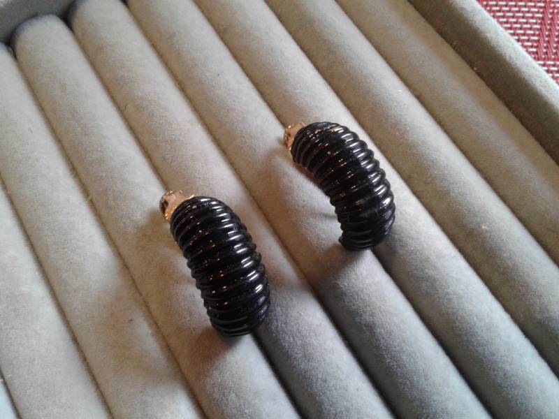 Schwarz Lackierte Scalloped Clip On Huggie Hoops von KenPaulsTreasures