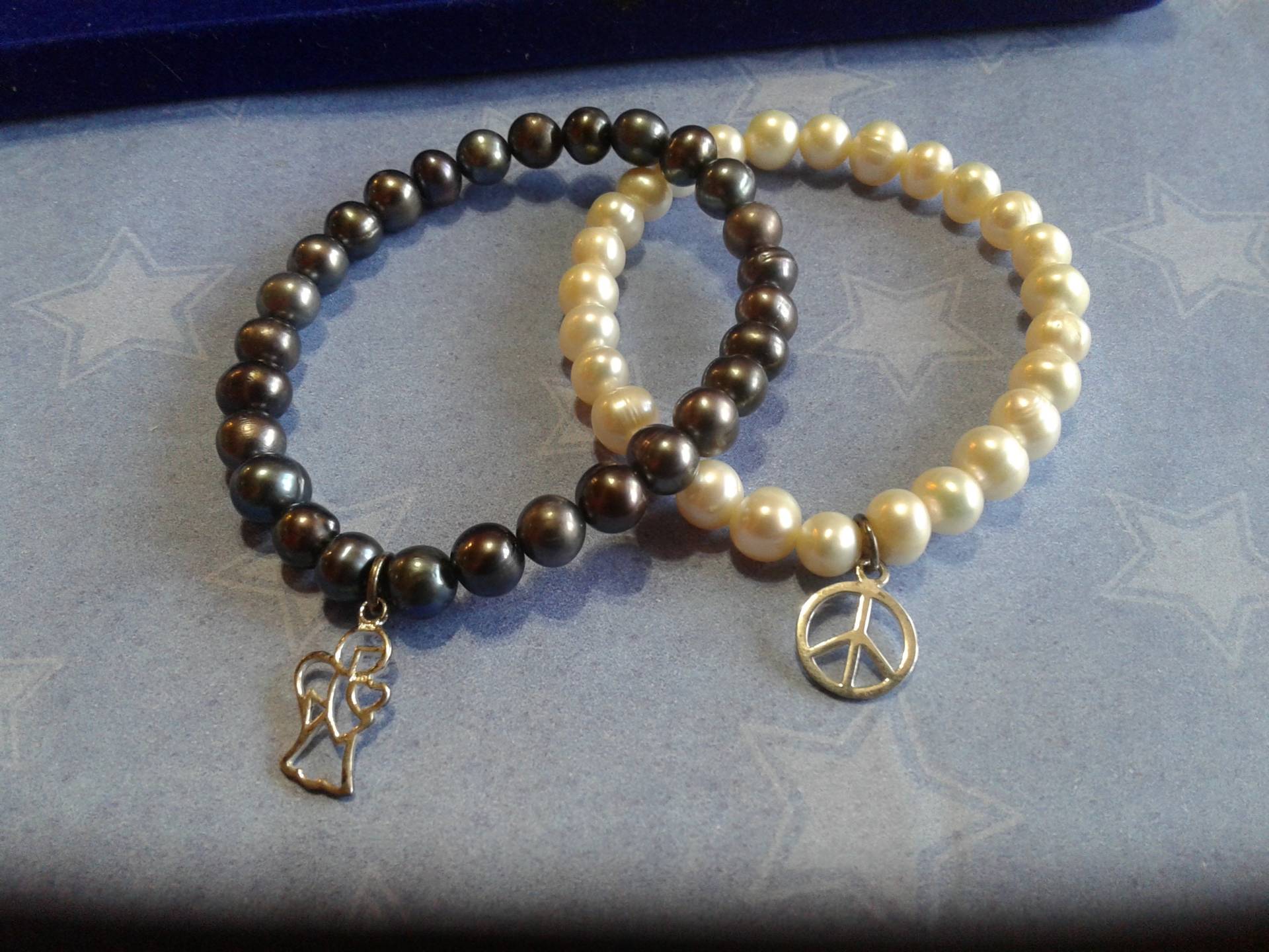 Süßwasserperle Und Sterling Silber Stretch ArmbänderWeiß Mit Peace-Zeichen Grau Engel Zur Verfügung von KenPaulsTreasures
