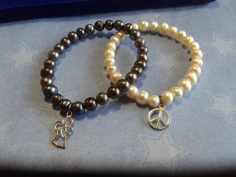 Süßwasserperle Und Sterling Silber Stretch ArmbänderWeiß Mit Peace-Zeichen Grau Engel Zur Verfügung von KenPaulsTreasures