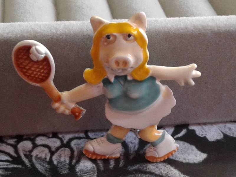Tennis Spielen Fräulein Piggy Pastell Over White Emaille Brosche von KenPaulsTreasures