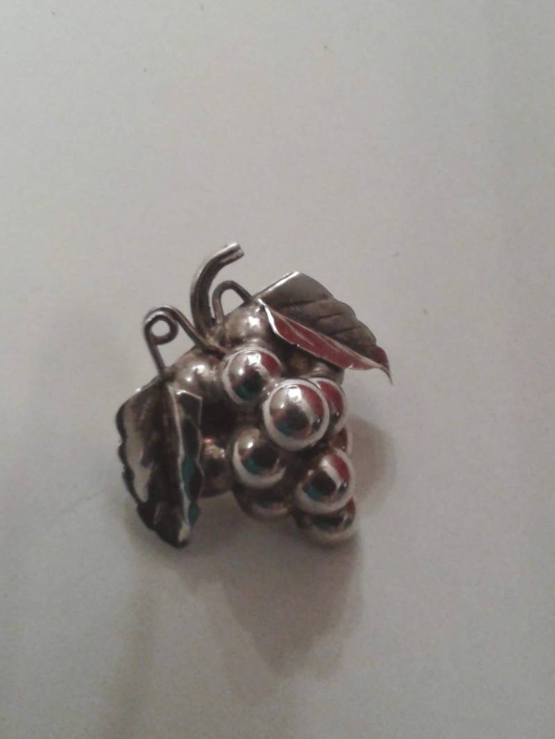 Trauben-Cluster-Brosche Aus Sterlingsilber, Taxco, Plata Mexico Mit Adlermarke, Fee Von Aron Dominguez von KenPaulsTreasures
