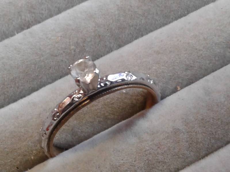 Vargas 18K Ge Weißer Zirkon Solitär An Aufwendigem Doppel-Ring von KenPaulsTreasures