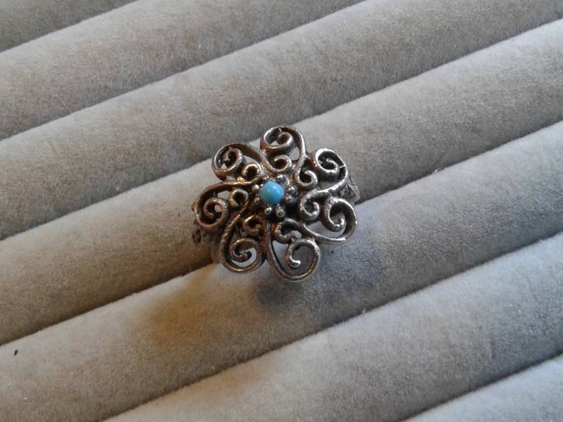 Versilberter Und Unechter Türkisfarbener Filigraner Blumenring, Einstellbarer Ring, Derzeit Größe 7 von KenPaulsTreasures