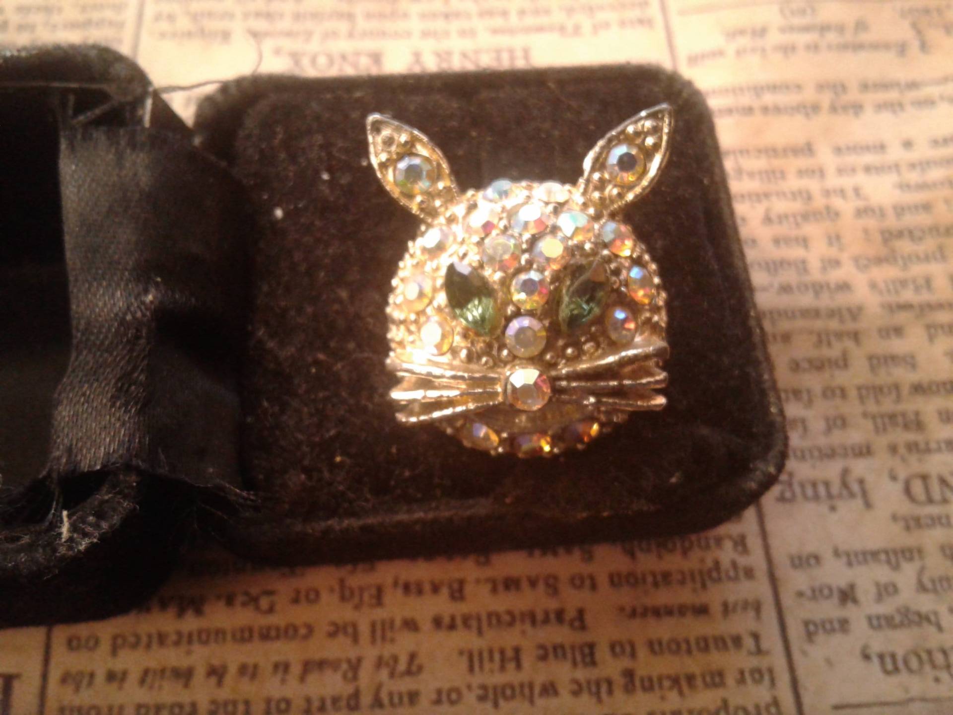 Vintage Aurora Borealis Strass Verkrustete Kaninchen Kopf Brosche Mit Grünen Marquise Augen von KenPaulsTreasures