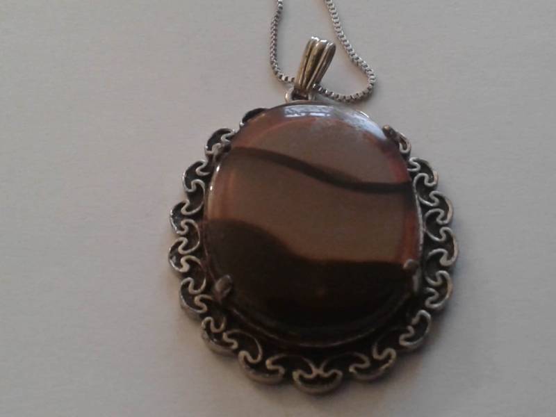 Vintage Faux Achat Glas Gebänderter Anhänger in Silberfarbenem Rahmen An Einer Neueren Verstellbaren Box-Kette von KenPaulsTreasures