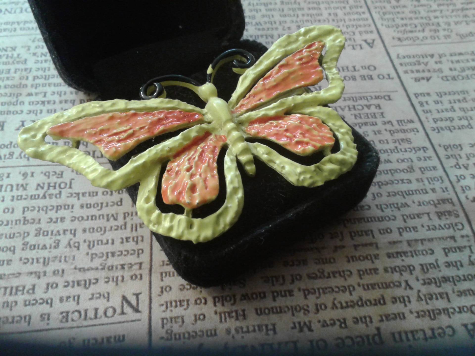 Vintage Jj Day Glo Emaille Brosche Butterly in Chartruese Und Orange, Signiert von KenPaulsTreasures