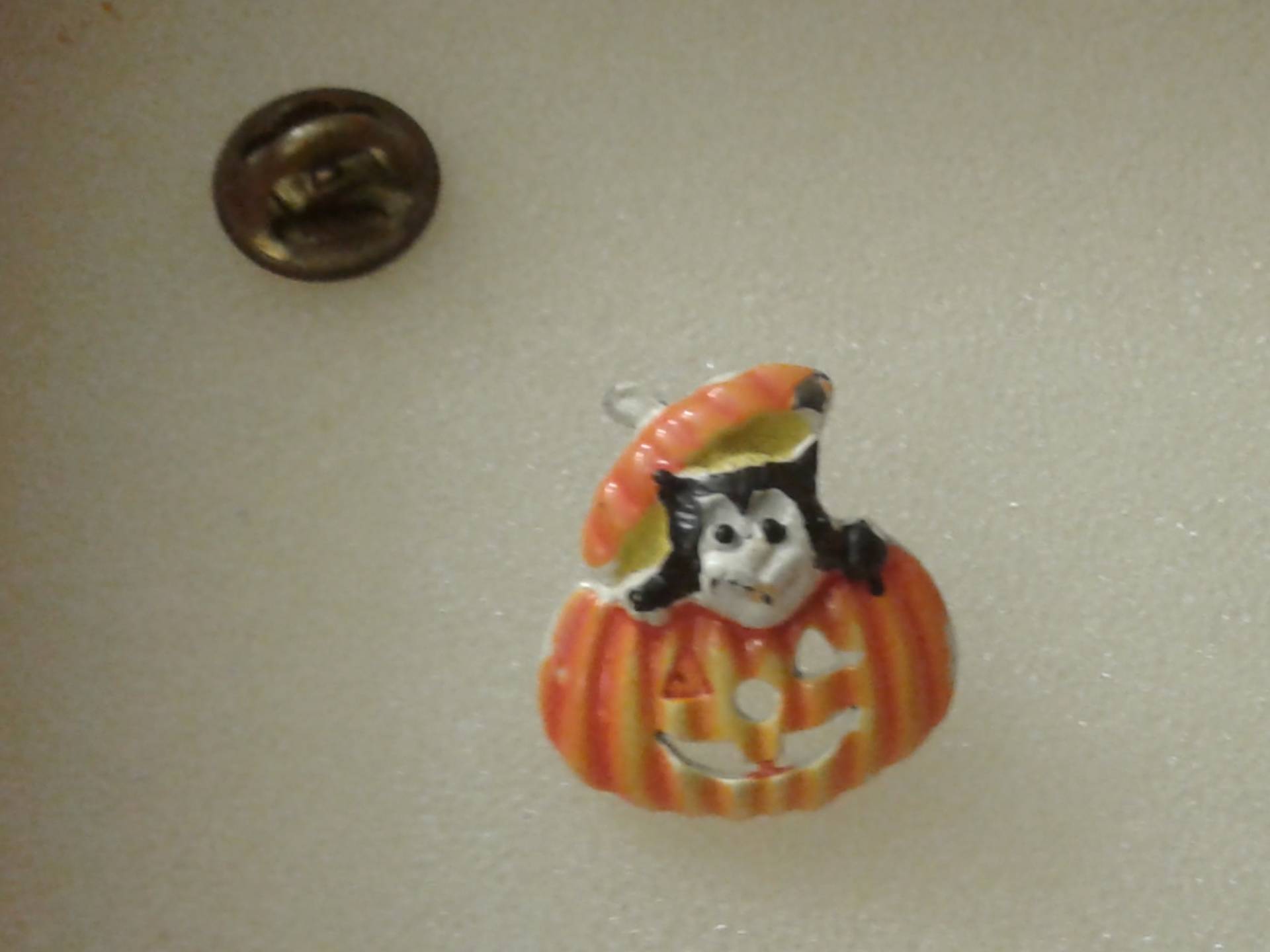 Vintage Kleine Farbige Über Weiße Emaille Halloween Neuheit Tack Pin Katze in Jack O'lantern von KenPaulsTreasures