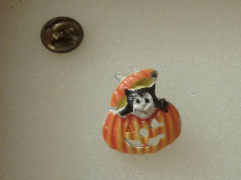 Vintage Kleine Farbige Über Weiße Emaille Halloween Neuheit Tack Pin Katze in Jack O'lantern von KenPaulsTreasures