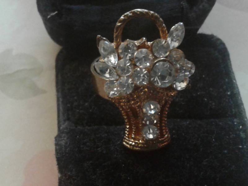 Vintage Korb-Motiv Verstellbarer Ring Gefüllt Mit Strauß Straßsteinen, Derzeit Größe 8 von KenPaulsTreasures